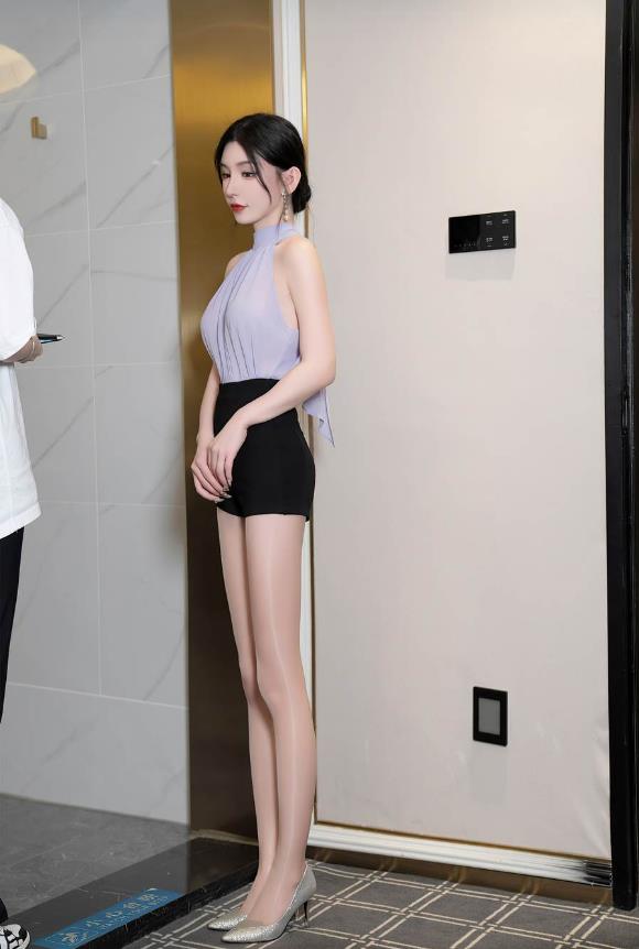 周于希sally 秀人网办公室OL美腿写真图集在线观看